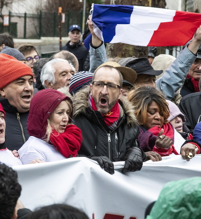 Γαλλία: Μετά τα κίτρινα γιλέκα, βγήκαν στους δρόμους τα κόκκινα φουλάρια- Γιατί διαμαρτύρονται