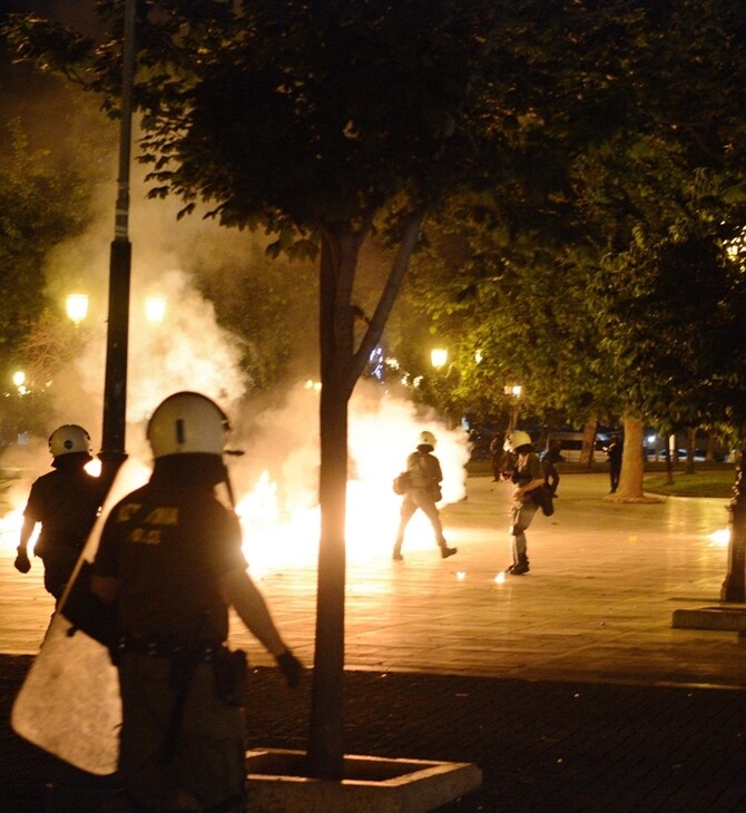 Θεσσαλονίκη: Επεισόδια μετά την πορεία για τον Κουφοντίνα - Πέταξαν μολότοφ στα ΜΑΤ