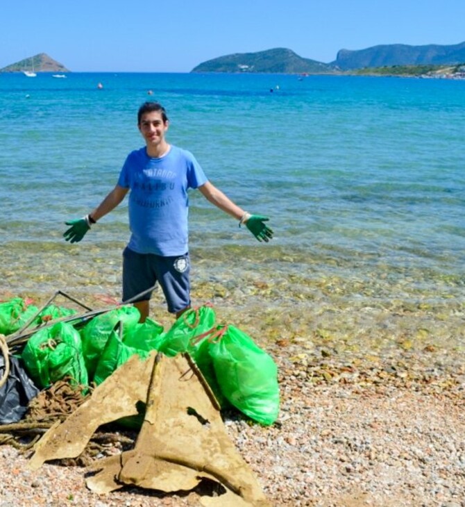 Ο Οδυσσέας βουτά στον βυθό της θάλασσας για σκουπίδια από τα 14 του