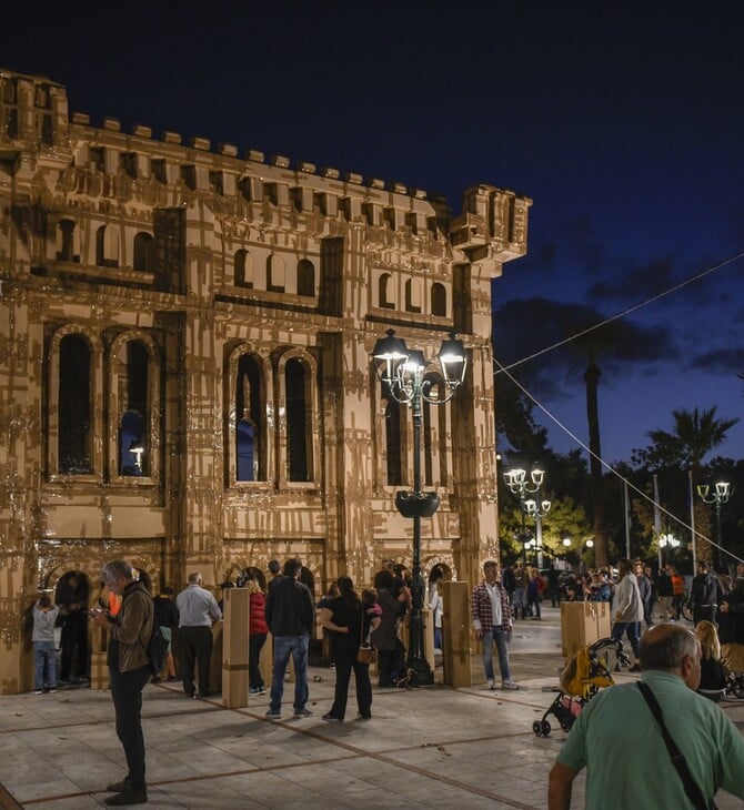 Ένα μνημειώδες κτίριο από 1.000 χάρτινα κιβώτια στήθηκε στην Ελευσίνα