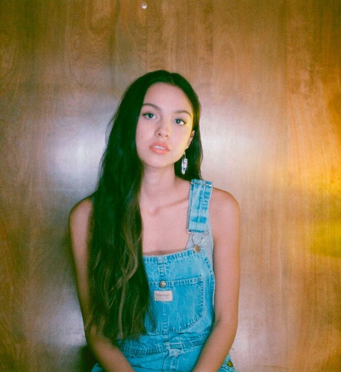 Olivia Rodrigo: Πώς μια άγνωστη 17χρονη κατέκτησε την κορυφή των τσαρτ σε Αγγλία και Αμερική