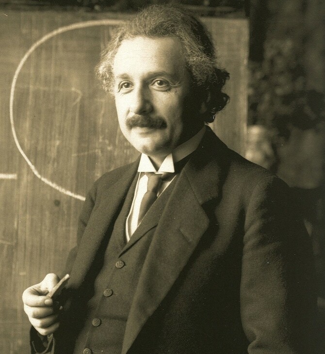 Χειρόγραφο του Αϊνστάιν με την εξίσωση E=mc2 πωλήθηκε για 1,2 εκατ. δολάρια