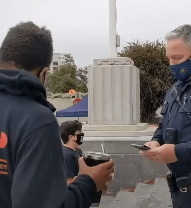 Aστυνομικός έπαιξε τραγούδι της Τέιλορ Σουίφτ ενώ τον βιντεοσκοπούσαν, για να μπλοκάρει το βίντεο στο YouTube