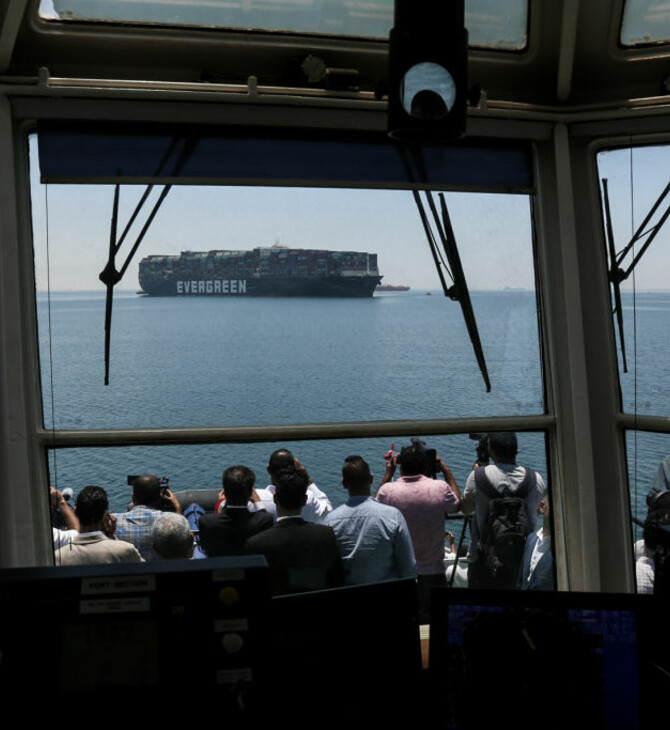 «σήκωσε άγκυρες»: Κατευθύνεται προς τη Μεσόγειο μέσω του βόρειου τμήματος του Σουέζ