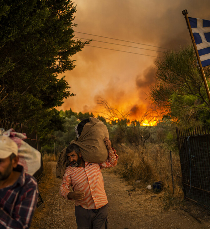Συγκλονιστικές εικόνες από τη νύχτα που η φωτιά έζωσε την Αθήνα