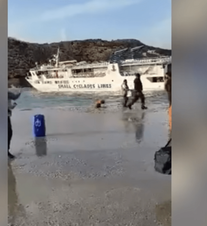 Σχοινούσα: Αποβίβαση από πλοίο εν μέσω σφοδρής θαλασσοταραχής- Επιβάτες πηδούν στη στεριά