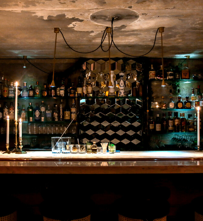 Η Αθήνα έχει πλέον ένα κομψό speakeasy μπαρ που χωράει μόνο μία παρέα 