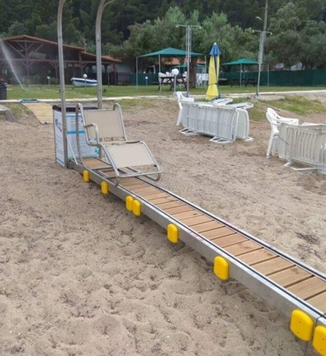 Καταγγελία - Αίγιο: «Ξήλωσαν ράμπα ΑμεΑ σε παραλία για να βάλουν ξαπλώστρες»