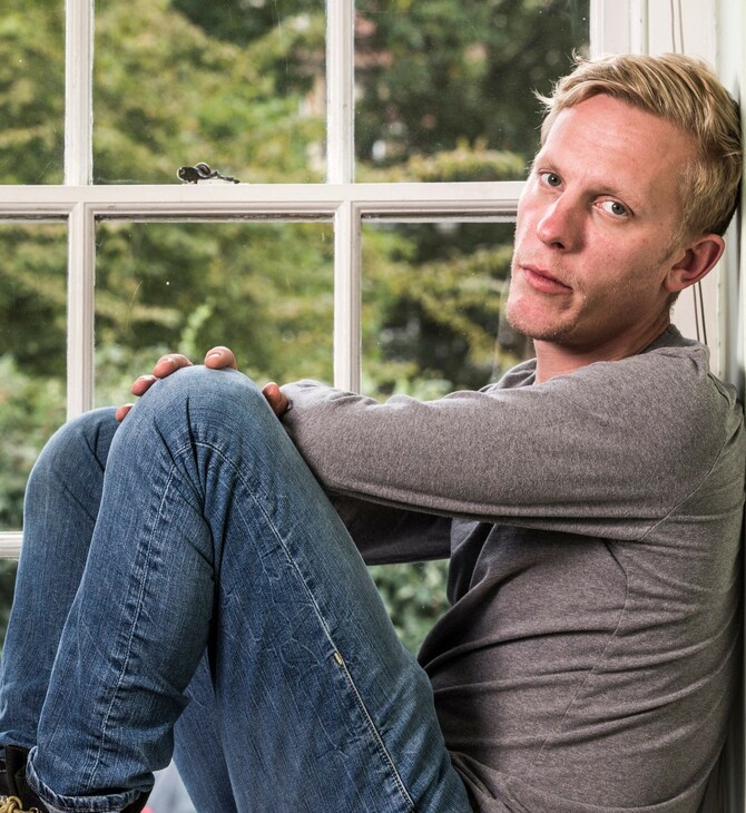 To Twitter μπλόκαρε προσωρινά τον λογαριασμό του Laurence Fox- Ανάρτησε σβάστικα στα χρώμα του ουράνιου τόξου