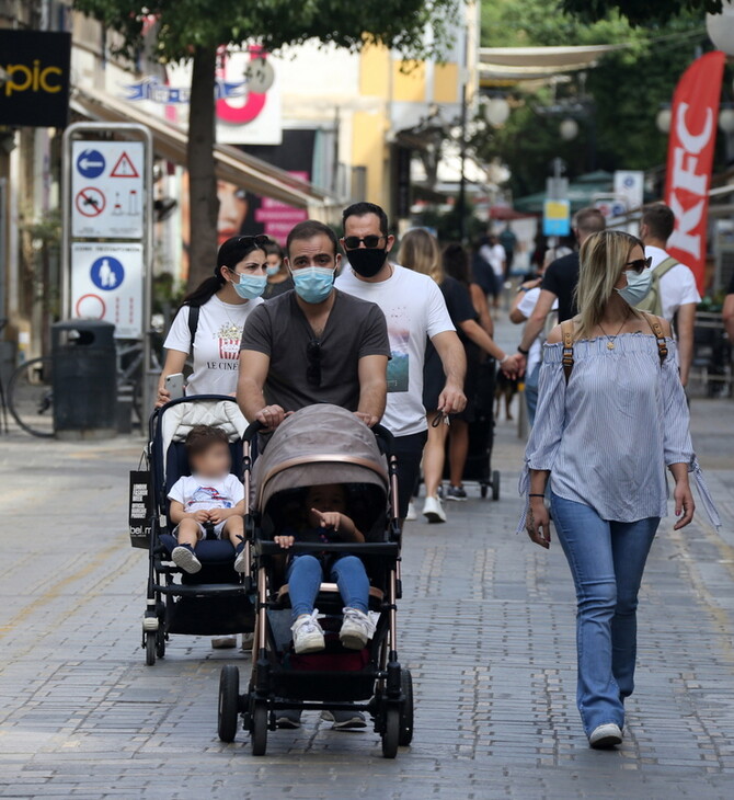 Πολίτες στην Κύπρο με μάσκα