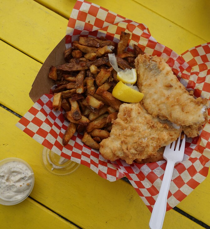 Αντιμέτωπα με «αφανισμό» τα καταστήματα «fish and chip» εν μέσω κρίσης του κόστους ζωής