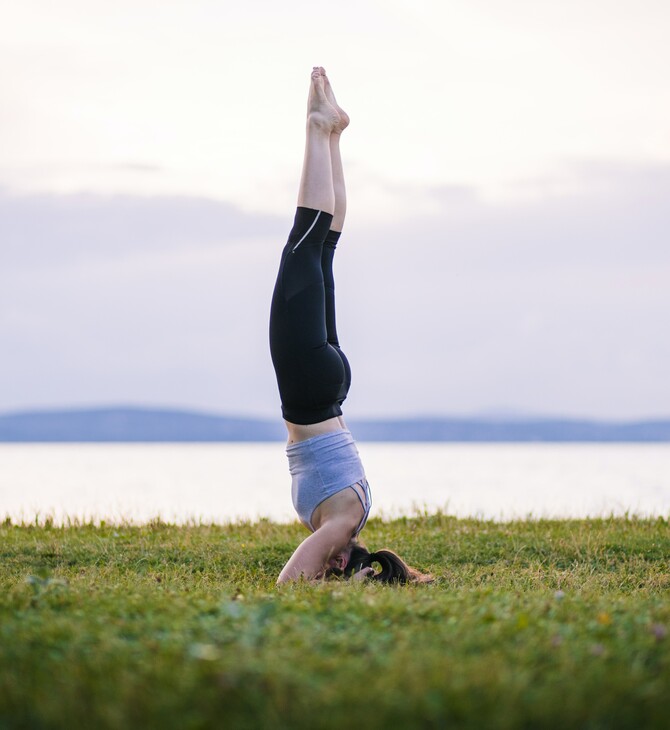 Γιόγκα: To headstand δεν είναι για όλους- Τι πρέπει να ξέρετε πριν το δοκιμάσετε