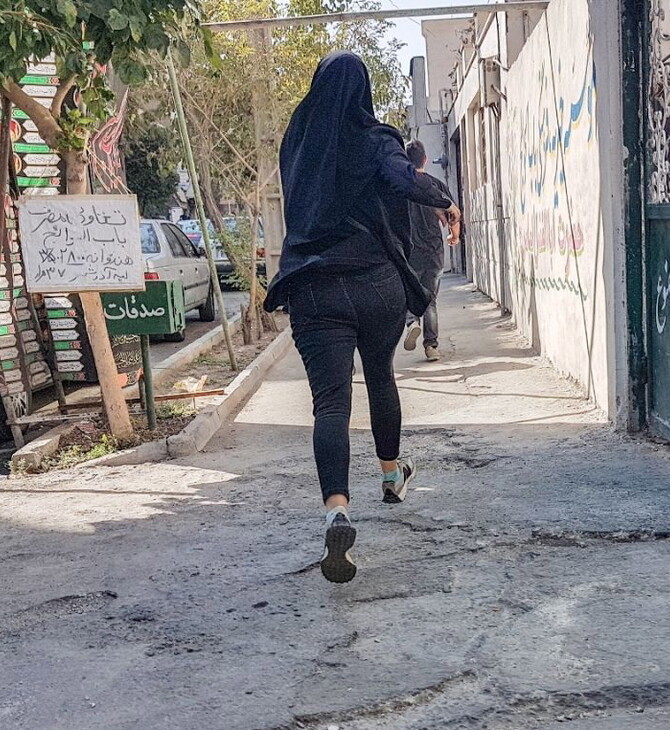 Γυναίκα τρέχει στο Ιράν