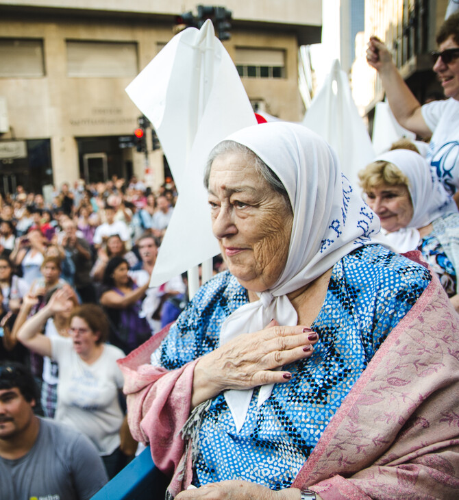 Πέθανε η Έμπε ντε Μποναφίνι, η γυναίκα-σύμβολο κατά της δικτατορίας στην Αργεντινή