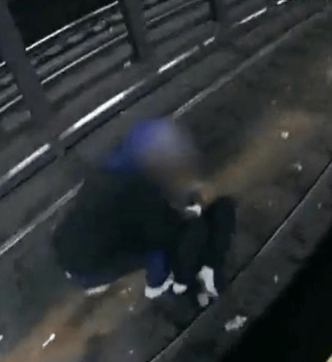 Η στιγμή που βγάζουν άνδρα από τις γραμμές του μετρό, λίγο πριν φτάσει ο συρμός