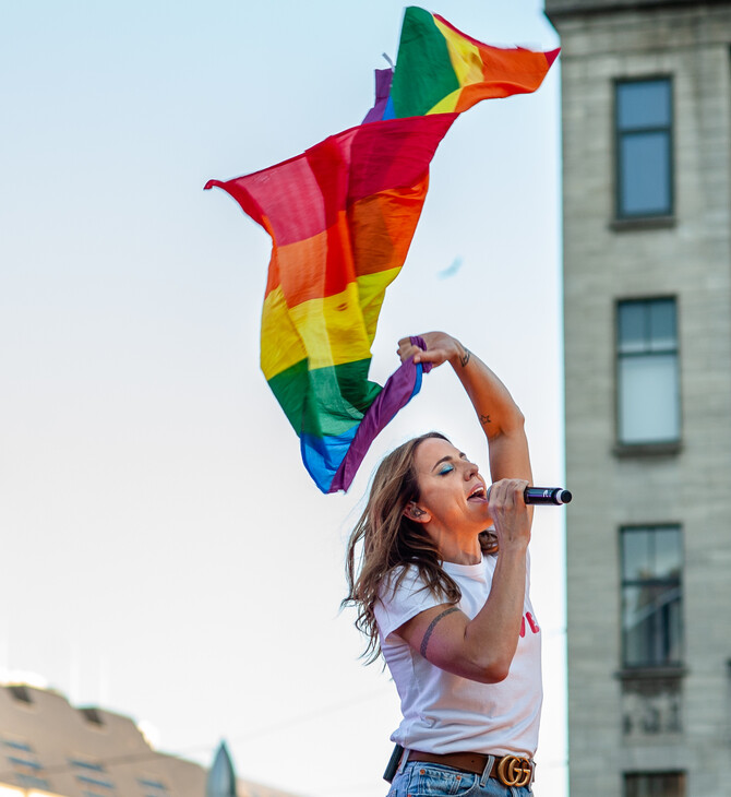 Η Melanie C με σημαία ουράνιο τόξο