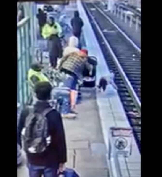 ΗΠΑ: Η στιγμή που γυναίκα σπρώχνει 3χρονη στις ράγες τρένου