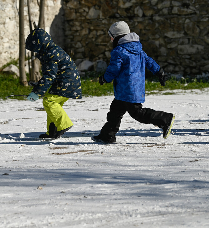 Παιδιά παίζουν χιονοπολεμο