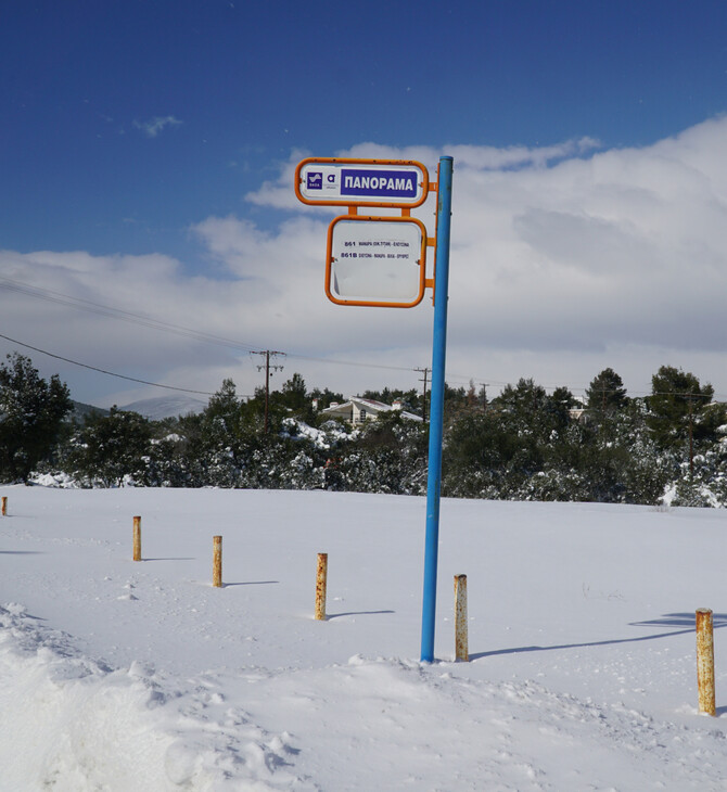 Στάση λεωφορείου μέσα στα χιόνια