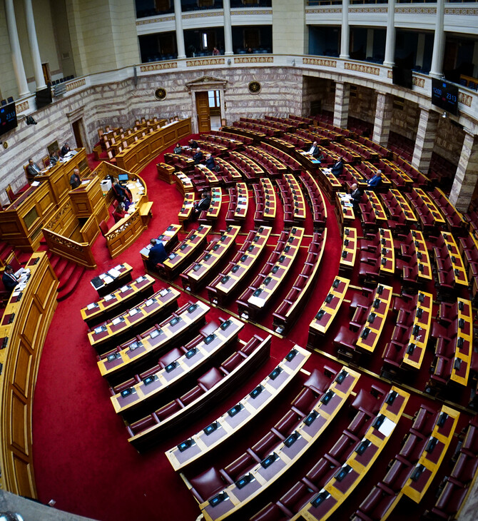 Βουλή: Υπερψηφίστηκε η τροπολογία για το «μπλόκο» στο κόμμα Κασιδιάρη