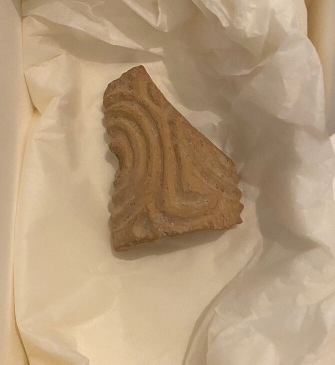 Ο μοναδικός πήλινος σφραγιδοκύλινδρος της Ασίνης επανενώνεται στο Αρχαιολογικό Μουσείο Ναυπλίου