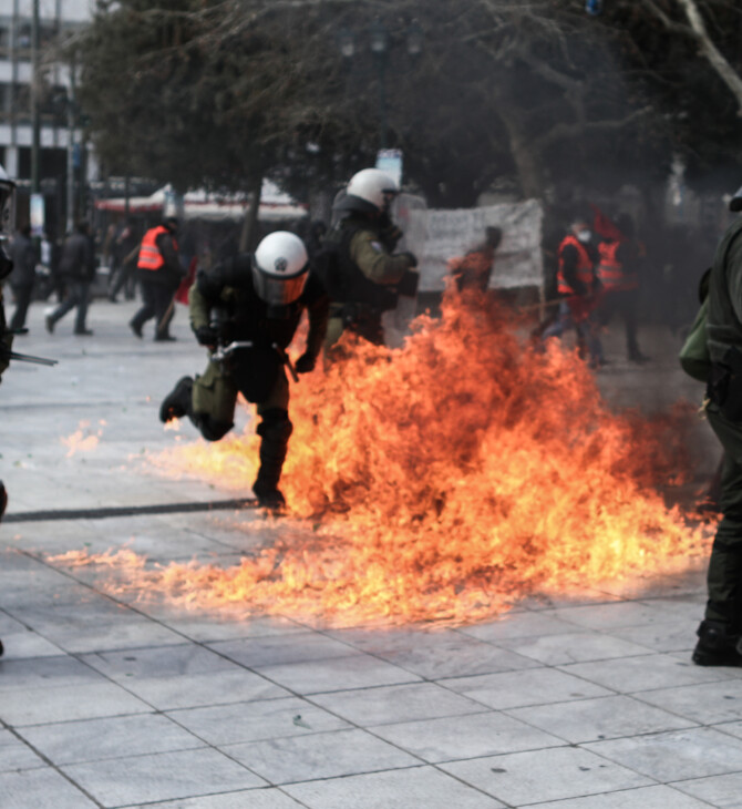 Φωτορεπόρτερ καταγγέλλει τραυματισμό από χειροβομβίδες κρότου- λάμψης αστυνομικών