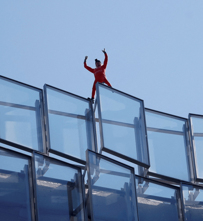 Ο Γάλλος Spiderman σκαρφάλωσε 38 ορόφους στο Παρίσι για να στείλει μήνυμα στον Μακρόν