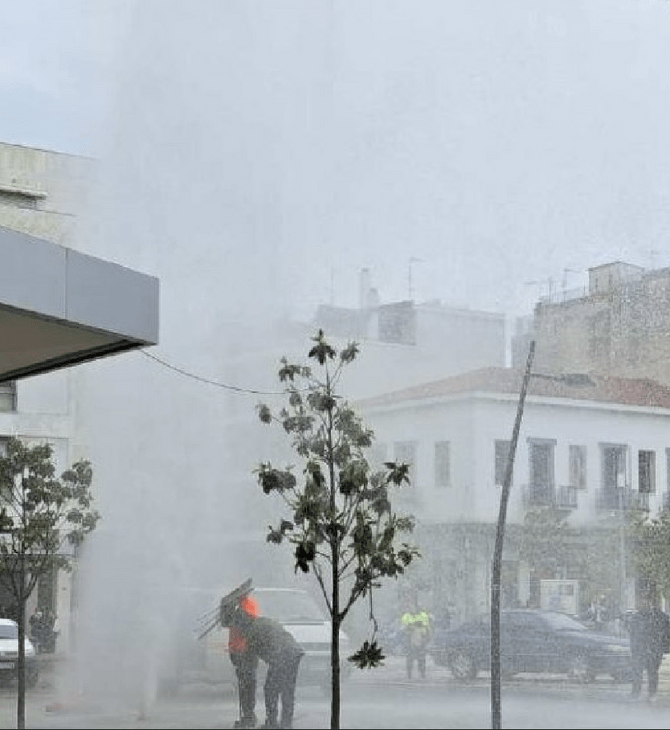 Λαμία: Έσπασε πυροσβεστικός κρουνός και πλημμύρισε το κέντρο-Πίδακας 10 μέτρων 