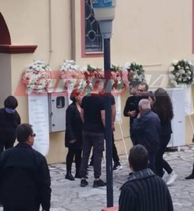 Άρτα: Κατέρρευσαν οι γονείς στην κηδεία- Ροζ κορδέλες και μπομπονιέρες στην εκκλησία