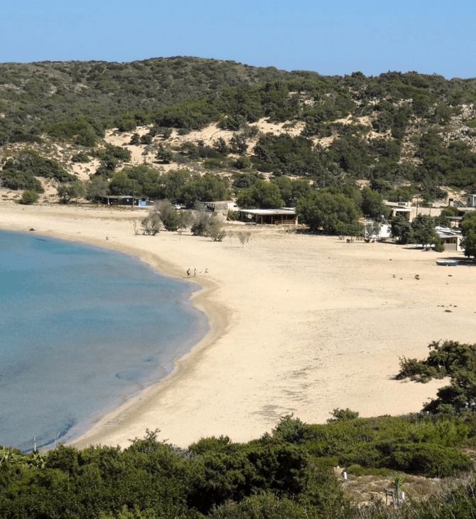 Γαύδος: Αφαιρέθηκε ξανά η πινακίδα «απαγορεύεται ο γυμνισμός»- Έντονη αντίδραση της δημάρχου