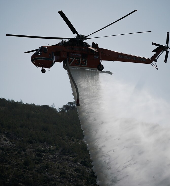 Μαίνεται η φωτιά στο Άγιο Όρος- Σηκώθηκαν εναέρια μέσα 