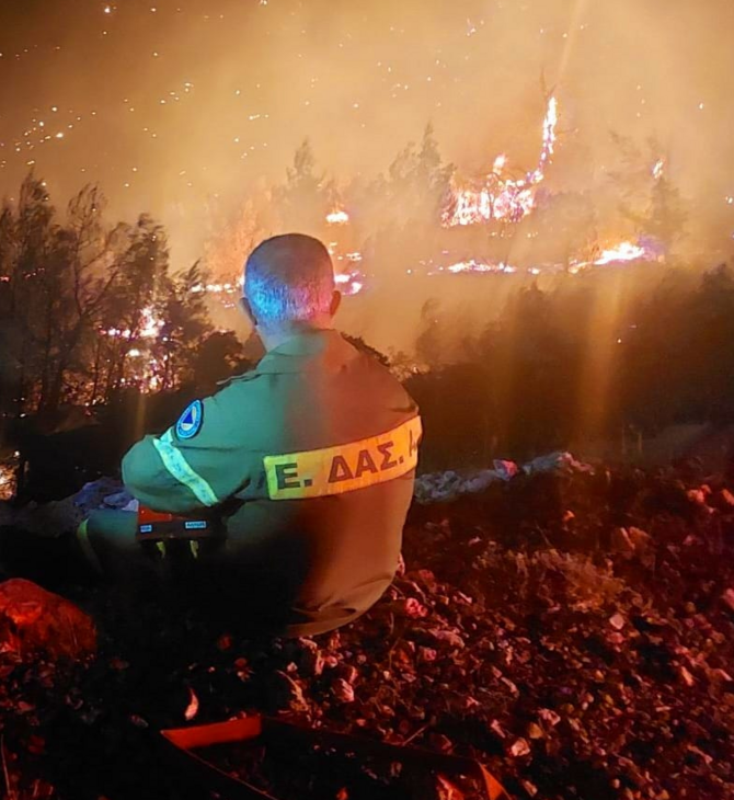 Φωτιά στην Πάρνηθα: Εθελοντής πυροσβέστης κοιτά απογοητευμένος να καίγεται το δάσος