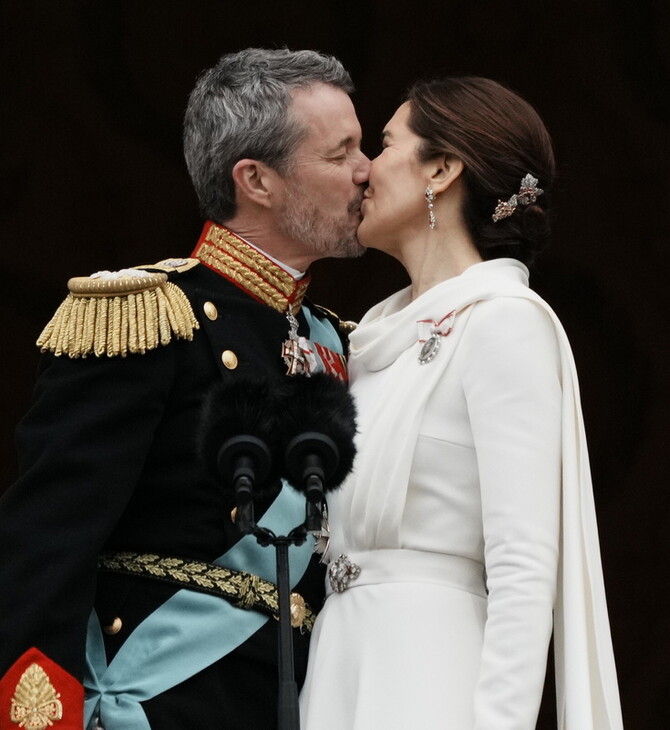 Η στιγμή της ανακήρυξης του βασιλιά Φρέντερικ και το κάπως αμήχανο φιλί με τη βασίλισσα Μαίρη