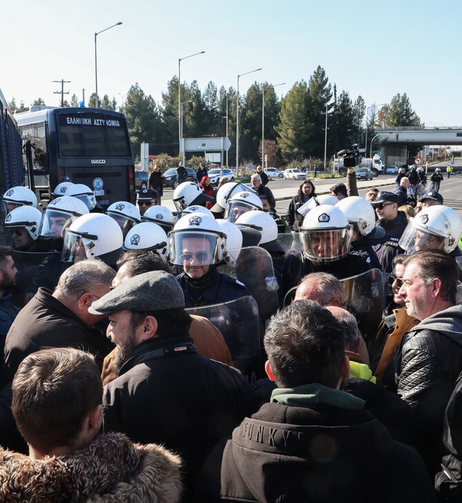 Λάρισα: Ένταση μεταξύ αγροτών και αστυνομικών στον κόμβο Πλατυκάμπου