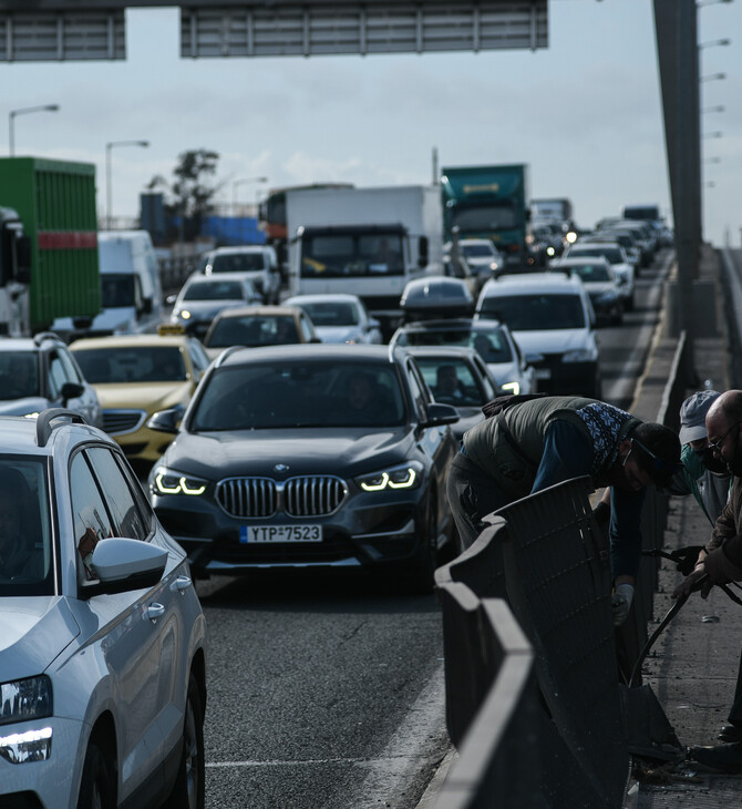 Σύγκρουση δύο φορτηγών και ΙΧ αυτοκινήτου στη λεωφόρο Κηφισού– Στο νοσοκομείο δύο παιδιά