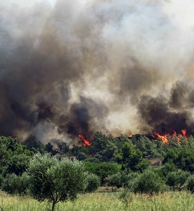 Φωτιά στα Καμένα Βούρλα, κοντά στον οικισμό Καρυά 