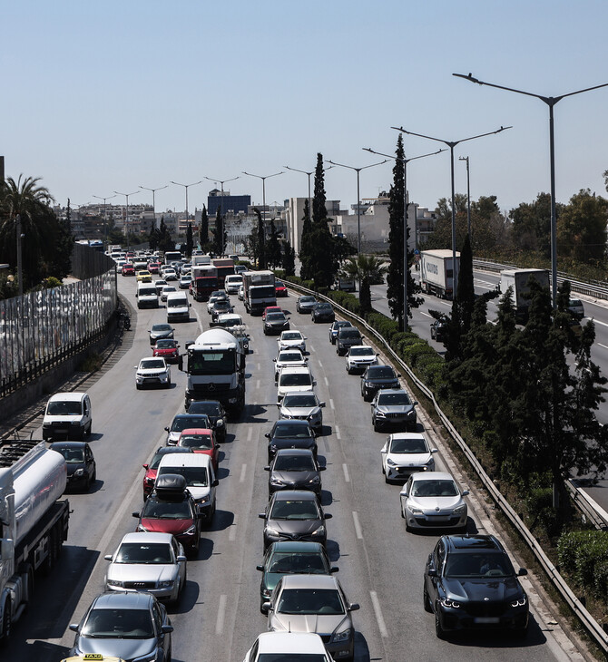 Κίνηση στους δρόμους: Φωτιά σε αυτοκίνητο στην Αττική Οδό - Τροχαίο στους Αμπελοκήπους