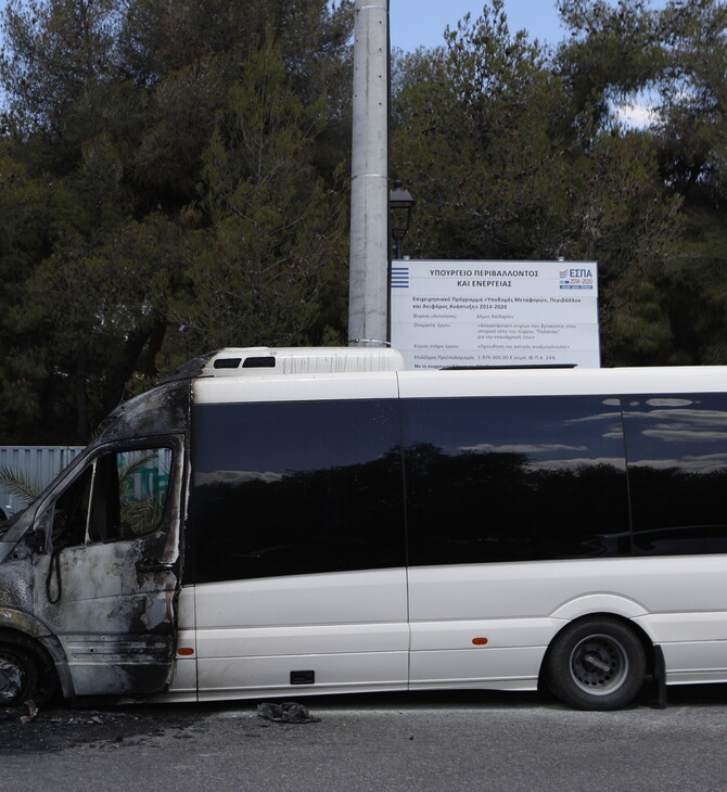 Φωτιά σε τουριστικό λεωφορείο στο Χαϊδάρι - Κλειστή η οδός Καραϊσκάκη