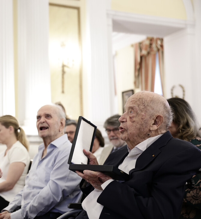 Σακελλαροπούλου: Παρασημοφόρησε Γιάννη Μαρκόπουλο, Λευτέρη Παπαδόπουλο και τον Μίμη Πλέσσα 