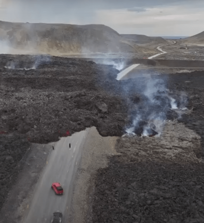 Ισλανδία: Εντυπωσιακές εικόνες από τη λάβα ηφαιστείου που κυλάει σε δρόμο 