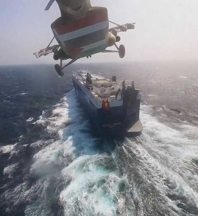 Καρέ - καρέ η στιγμή της επίθεσης των Χούτι σε ελληνόκτητο πλοίο