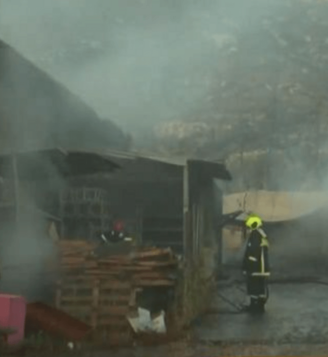 Μεγάλη φωτιά στο Μαρκόπουλο - Καταστράφηκε αποθήκη με σκηνικά