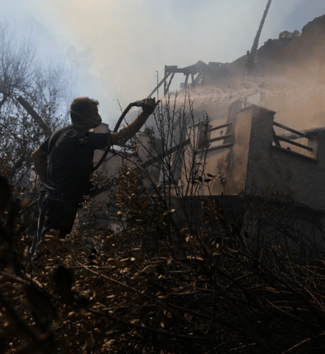 Σε ύφεση και χωρίς ενεργό μέτωπο η φωτιά στη Βάρης-Κορωπίου 