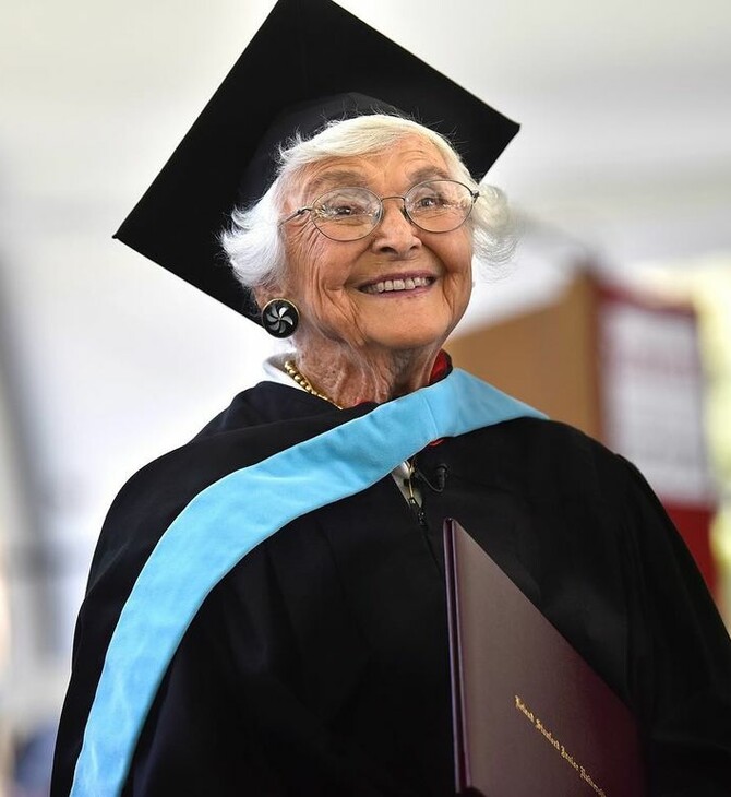 «Περίμενα πολύ καιρό γι' αυτό»: Πήρε το πτυχίο της από το Stanford 105 ετών