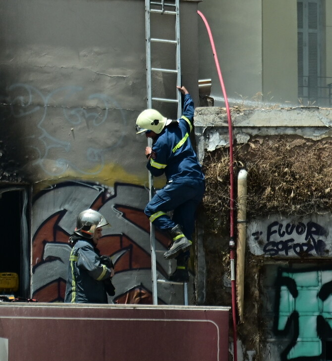 Υπό έλεγχο η φωτιά της οδού Ευελπίδων - Εικόνες από το κτήριο που κάηκε