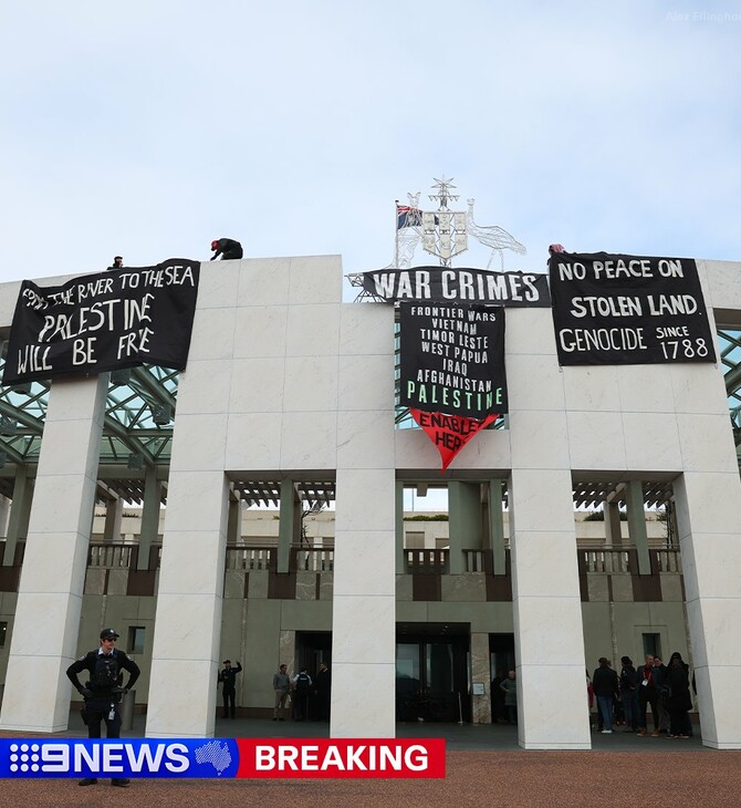 Αυστραλία: Πανό υπέρ της Παλαιστίνης από τη στέγη του κοινοβουλίου