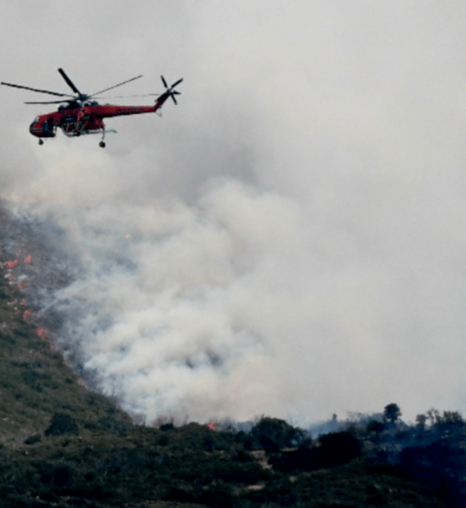 Φωτιά στο Ηράκλειο Κρήτης: Πέταξαν πέτρες σε ελικόπτερο της Πυροσβεστικής την ώρα του ανεφοδιασμού