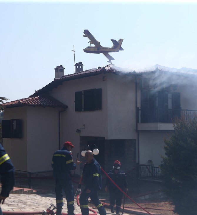 Φωτιά στο Τρίλοφο: Ένας πυροσβέστης στο νοσοκομείο με αναπνευστικά προβλήματα