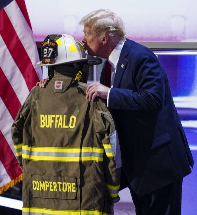 Ντόναλντ Τραμπ: Φίλησε τη στολή του πυροσβέστη που σκοτώθηκε κατά την απόπειρα της δολοφονίας του