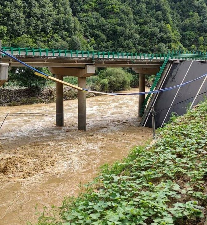 Κίνα: Κατέρρευσε τμήμα γέφυρας από τις σφοδρές βροχοπτώσεις - 11 νεκροί